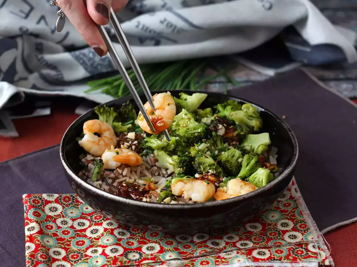 Рецепта Броколи и скариди в пикантен корейски сос - просто, балансирано и пикантно ястие