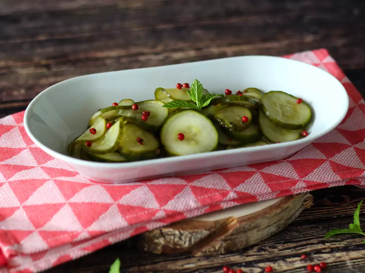 Рецепта Сладко-кисели краставици: бърза и вкусна гарнитура за лятото!