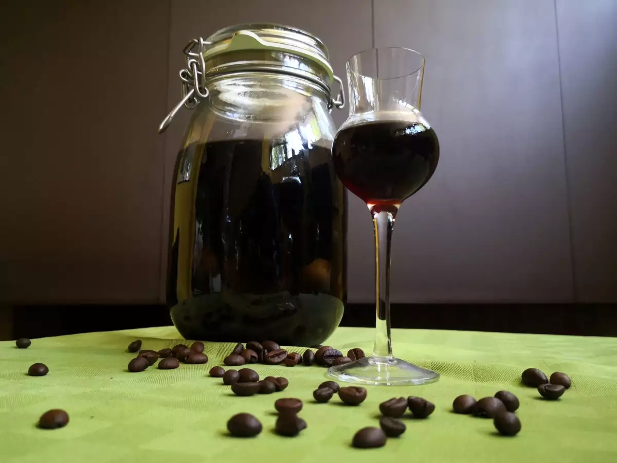 Рецепта Nocino, рецептата и съставките за приготвянето му у дома