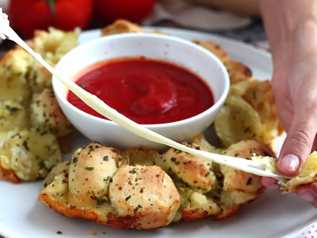 Рецепта Пълнена пица с моцарела crown