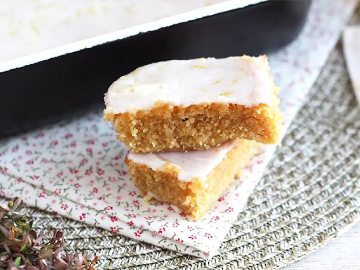 Рецепта Брауни с лимон и овесени ядки и лимонова глазура