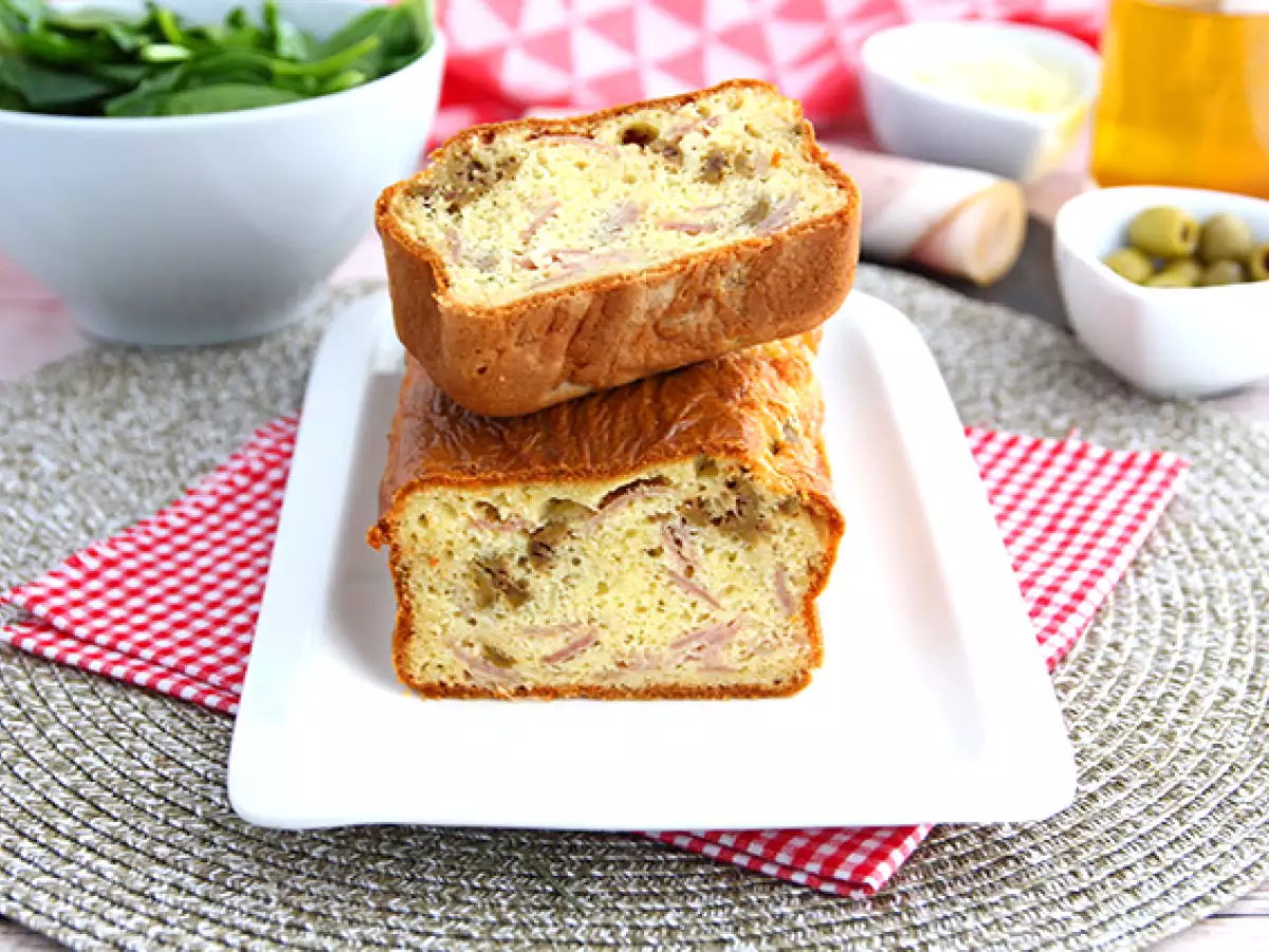 Рецепта Торта с шунка и сирене и зелени маслини