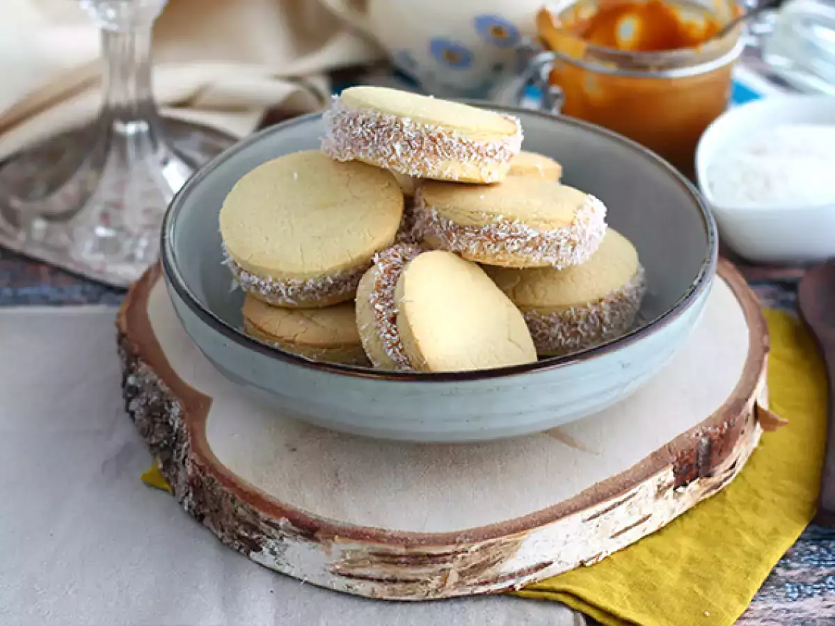 Рецепта Alfajores - аржентински сладкиши с млечен конфитюр и кокос