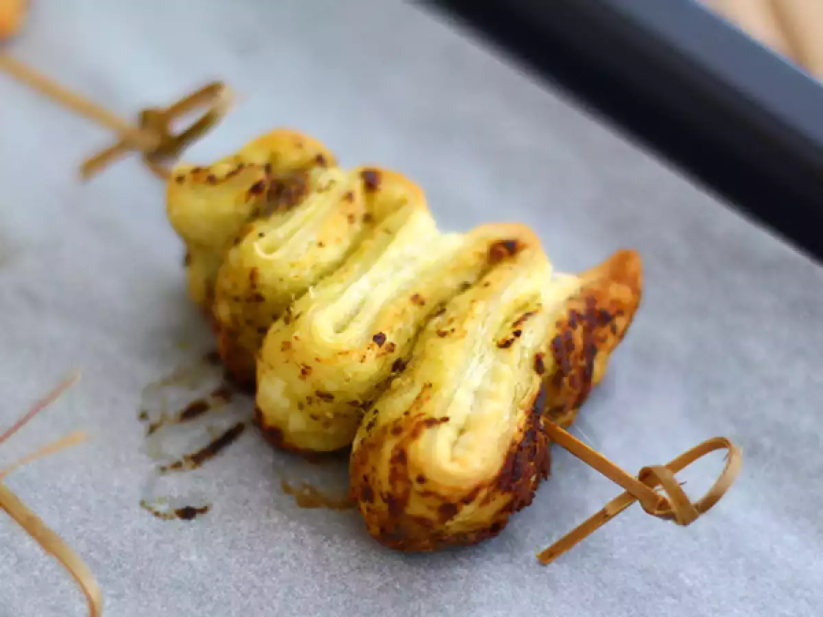 Рецепта Коледни елхи от бутер тесто с песто за коледен аперитив