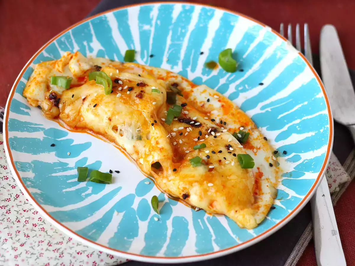 Рецепта Пържени яйца с мед и моцарела - сладка, солена и пикантна експресна закуска!