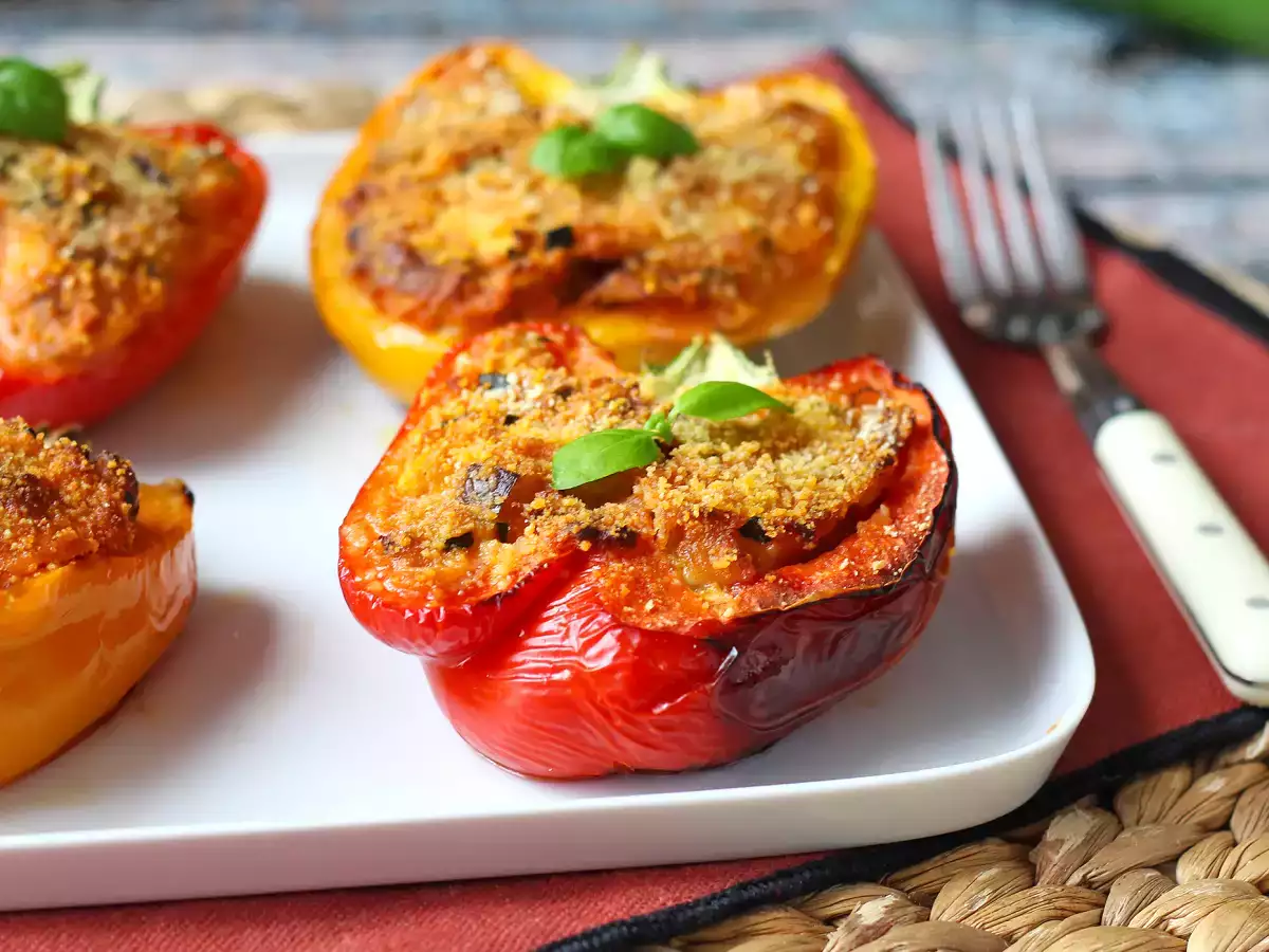 Рецепта Печени вегетариански пълнени чушки: лесна и вкусна рецепта със зеленчуци и сирене моцарела