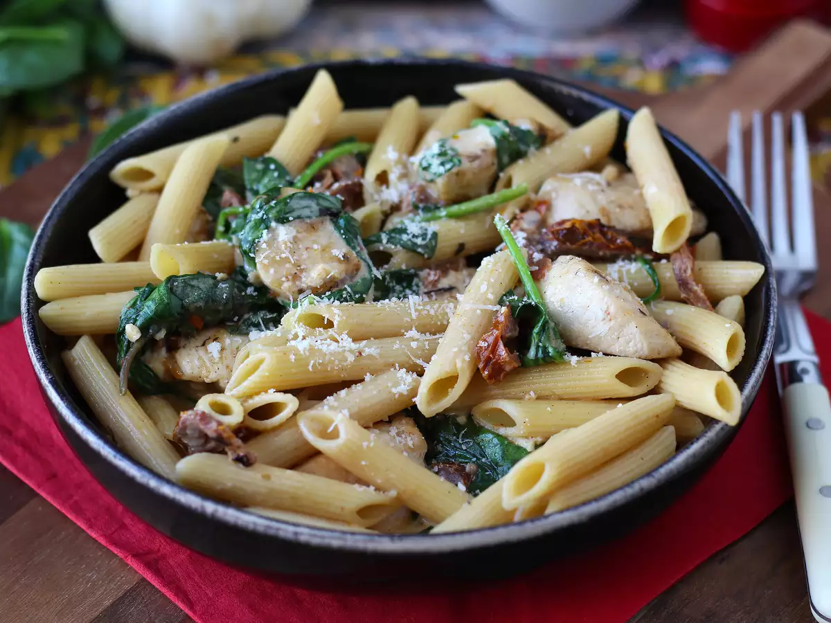 Рецепта Marry me chicken pasta: макаронени изделия с пилешко месо, сушени домати и пармезан