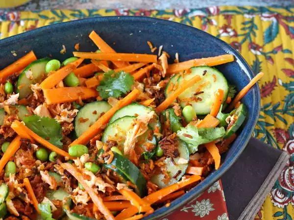 Рецепта Хрупкава, пикантна салата от сьомга с хрупкав ориз!