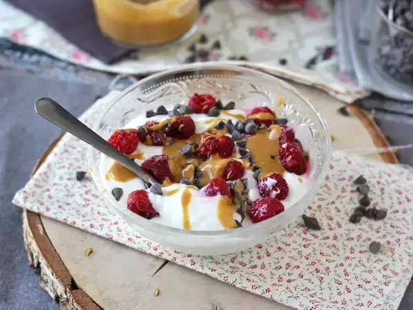 Рецепта Купа skyr с червени плодове, фъстъчено масло и шоколад