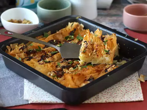 Рецепта Солена торта с козе сирене и мед