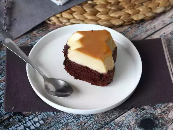 Рецепта Choco flan, перфектната комбинация от влажна шоколадова торта и ванилов карамелен флан