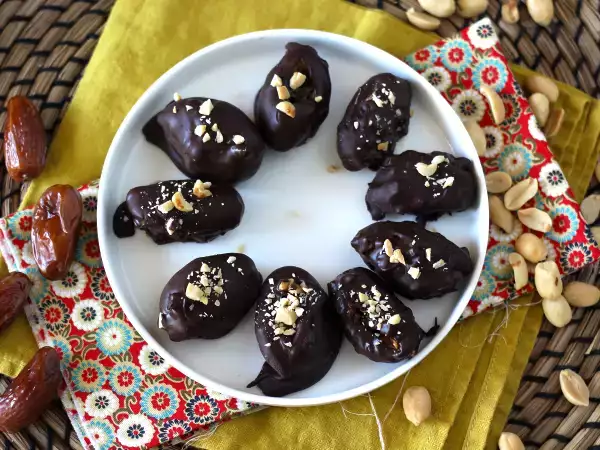 Рецепта Домашно приготвени сникърс: фурми, фъстъци и шоколад - здравословна закуска без добавена захар