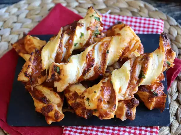 Рецепта Макси извивки от бутер тесто (домати, шунка, моцарела, магданоз)