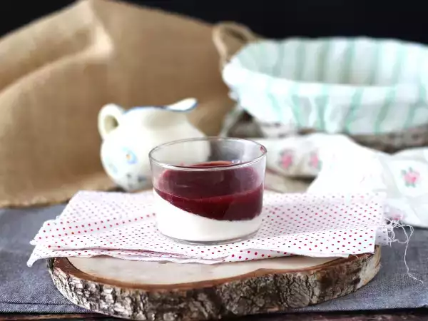 Рецепта Panna cotta с кули от горски плодове
