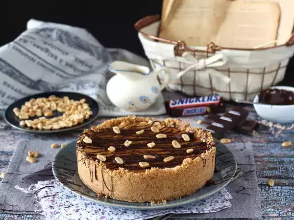 Рецепта Изключително вкусен чийзкейк в стил snickers