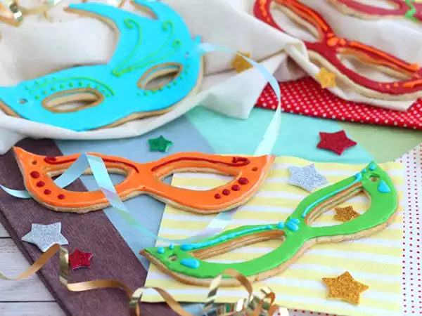 Рецепта Карнавални маски от къс хляб