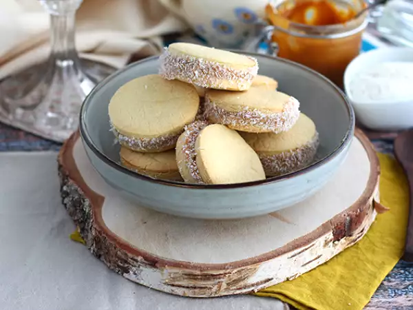 Рецепта Alfajores - аржентински сладкиши с млечен конфитюр и кокос