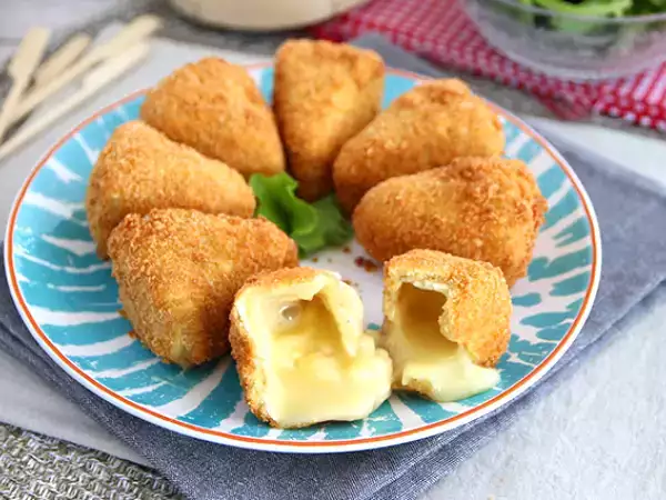 Рецепта Паниран камамбер, топящ се и хрупкав