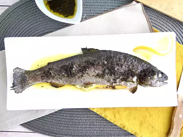 Рецепта Пъстърва, печена на фурна, с мащерка и зехтин