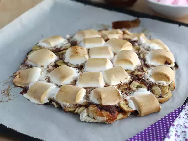 Рецепта Сладка пица с банан и шоколад