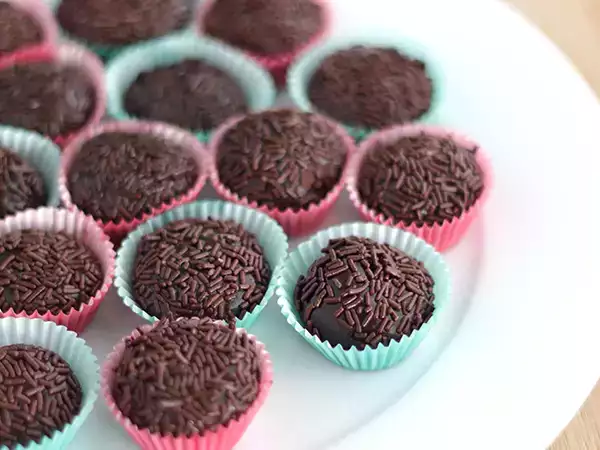 Рецепта Brigadeiro, малки бразилски бонбони