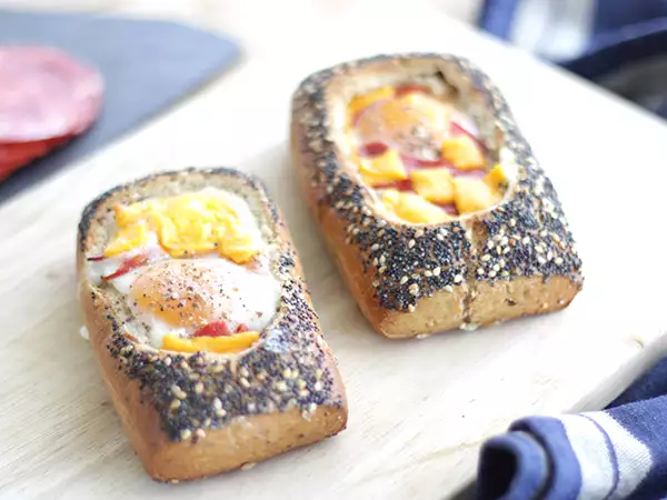 Рецепта Яйчни лодки с чоризо и сирене