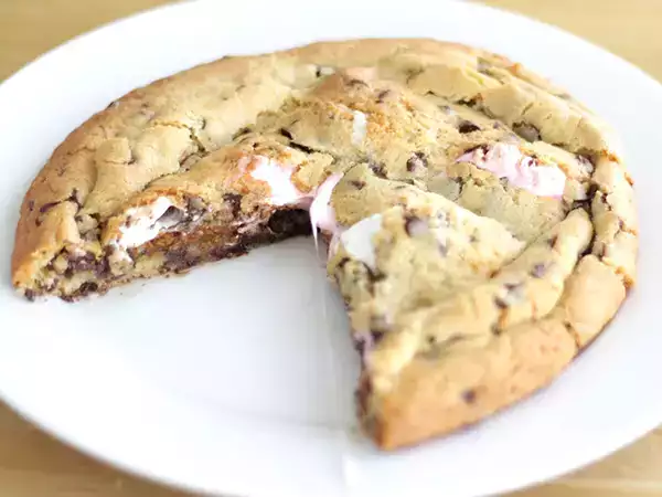 Рецепта Гигантска торта с бисквити и блатове