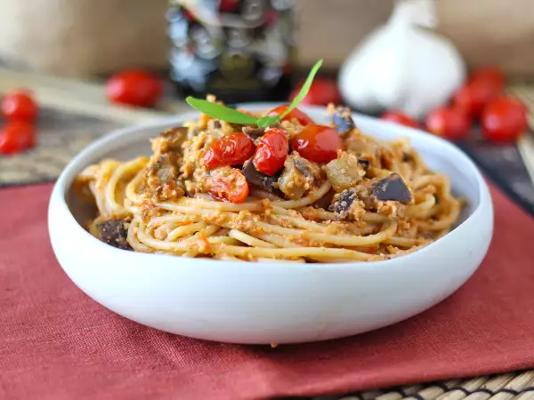 Рецепта Паста с крем от патладжан и чери домати: проста и вкусна рецепта