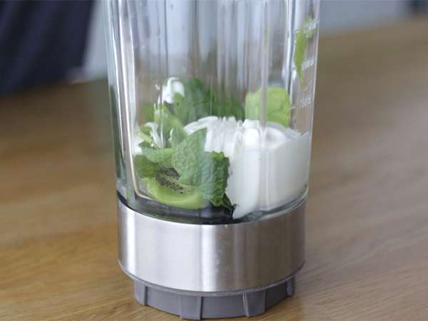 Смути купа киви мента спанак издънки - Подготовка стъпка 1