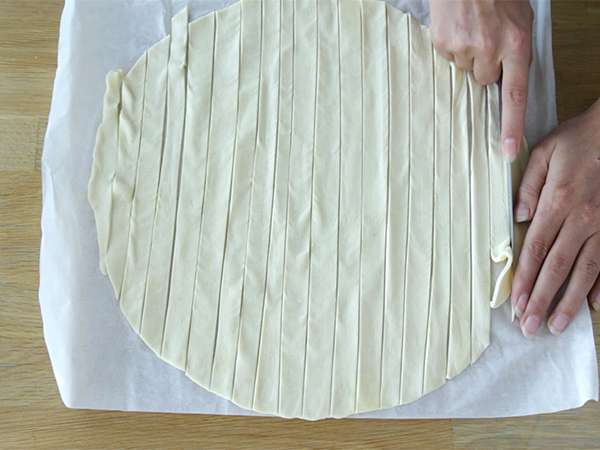 Шишарки от бутер тесто със сьомга и лук - Подготовка стъпка 1