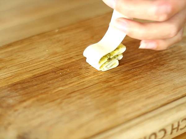 Коледни елхи от бутер тесто с песто за коледен аперитив - Подготовка стъпка 3