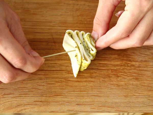 Коледни елхи от бутер тесто с песто за коледен аперитив - Подготовка стъпка 4