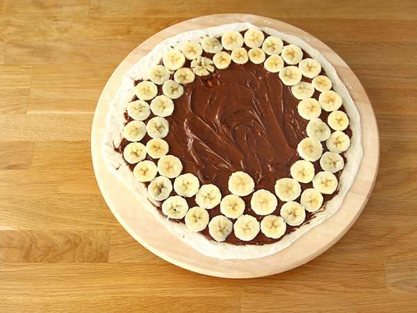 Сладка пица с банан и шоколад - Подготовка стъпка 2