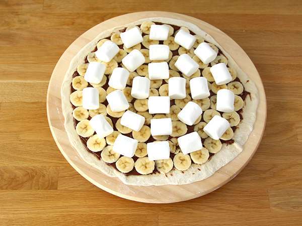 Сладка пица с банан и шоколад - Подготовка стъпка 3