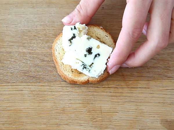 Тост с рокфор, орехи и мед - Подготовка стъпка 1