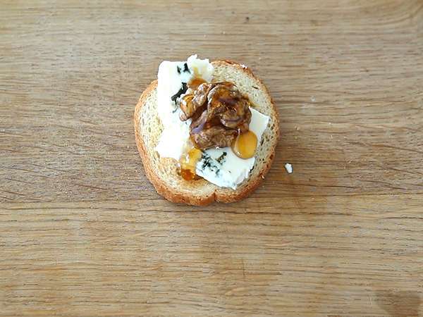 Тост с рокфор, орехи и мед - Подготовка стъпка 2