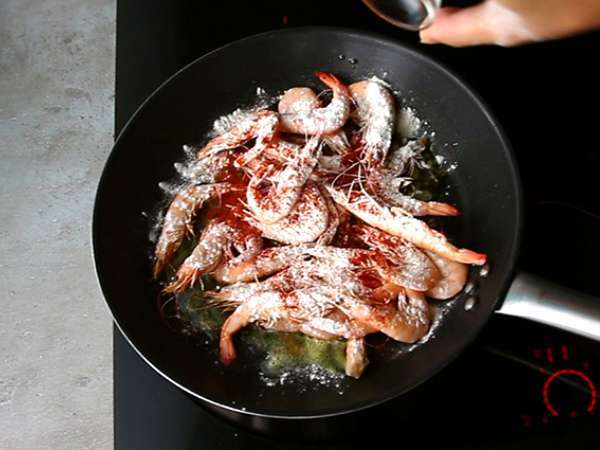 Скариди, фламбирани в уиски - подробна рецепта - Подготовка стъпка 1