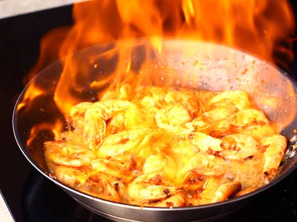 Скариди, фламбирани в уиски - подробна рецепта - Подготовка стъпка 3