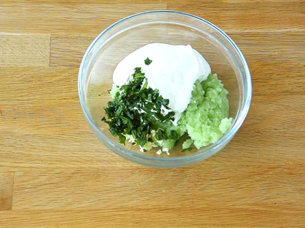 Цацики - гръцкият сос от краставици и кисело мляко - Подготовка стъпка 4