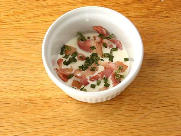 Oeufs cocotte с бекон и лук - бърза рецепта - Подготовка стъпка 1