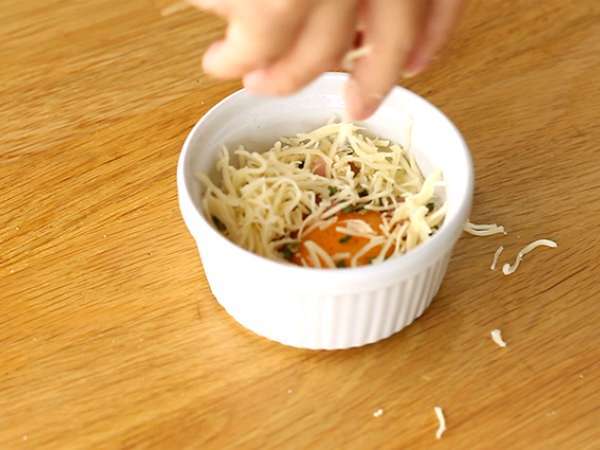 Oeufs cocotte с бекон и лук - бърза рецепта - Подготовка стъпка 2