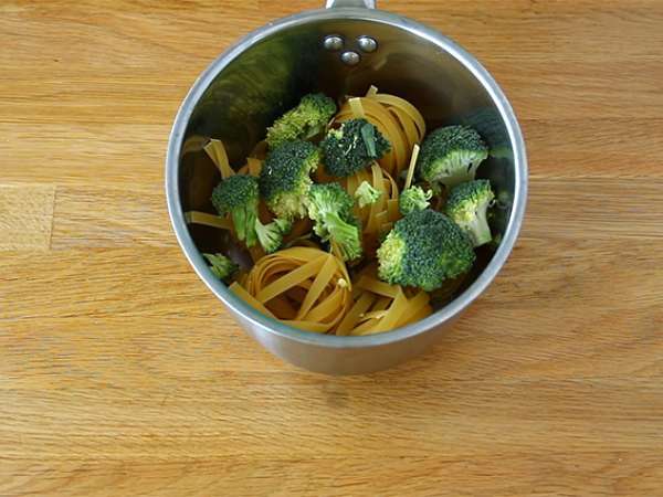 Паста за едно гърне - Талиатели със сьомга и броколи - Подготовка стъпка 1