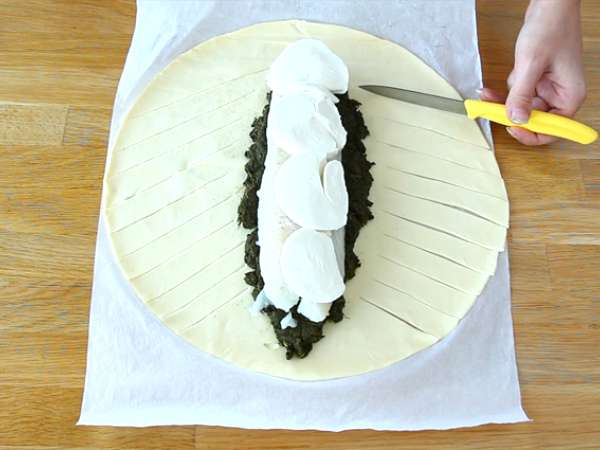 Риба в коричка от бутер тесто със спанак и сирене моцарела - Подготовка стъпка 2