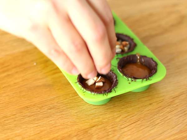 Шоколадови бонбони с пълнеж от солен карамел и бадеми - Подготовка стъпка 3