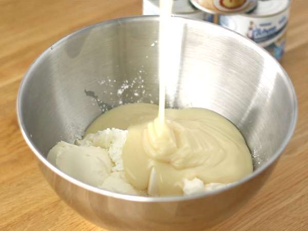 Чийзкейк с подсладено кондензирано мляко и компот от червени плодове - Подготовка стъпка 2