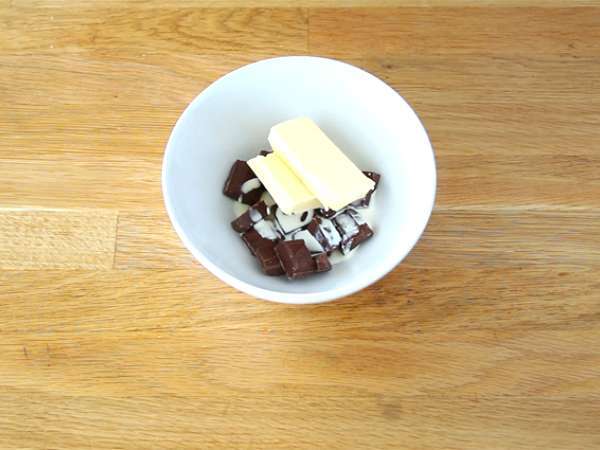 Двойно ароматизирана торта с шоколад и ванилия с шоколадов център - Подготовка стъпка 1