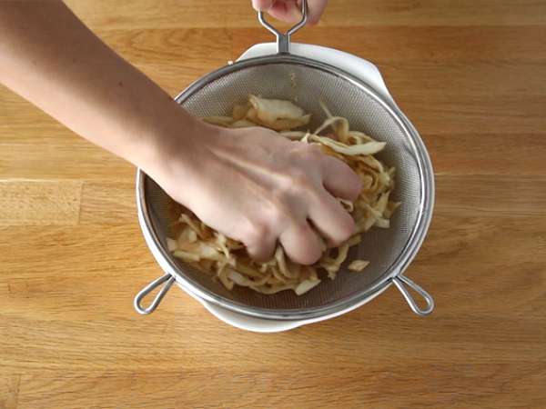 Хрупкава салата от зеле в японски стил - Подготовка стъпка 3