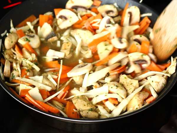 Chow mein (chao men), китайска юфка с пилешко месо и зеленчуци - Подготовка стъпка 3