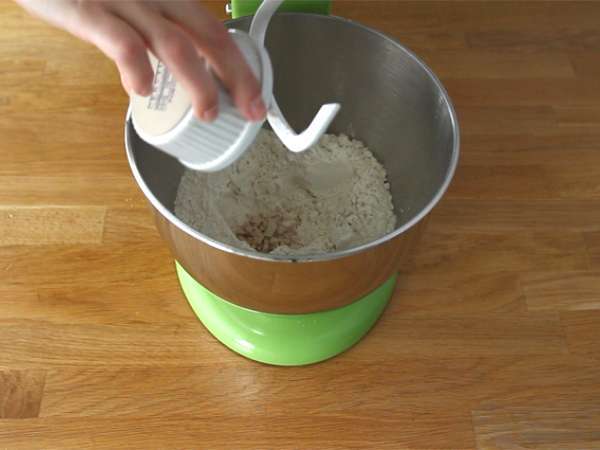 Кифлички за пица с пълнеж от шунка и сирене - Подготовка стъпка 1