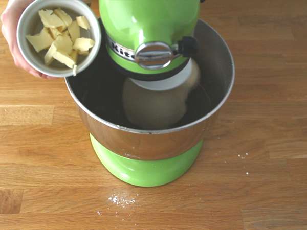 Кифлички за пица с пълнеж от шунка и сирене - Подготовка стъпка 2